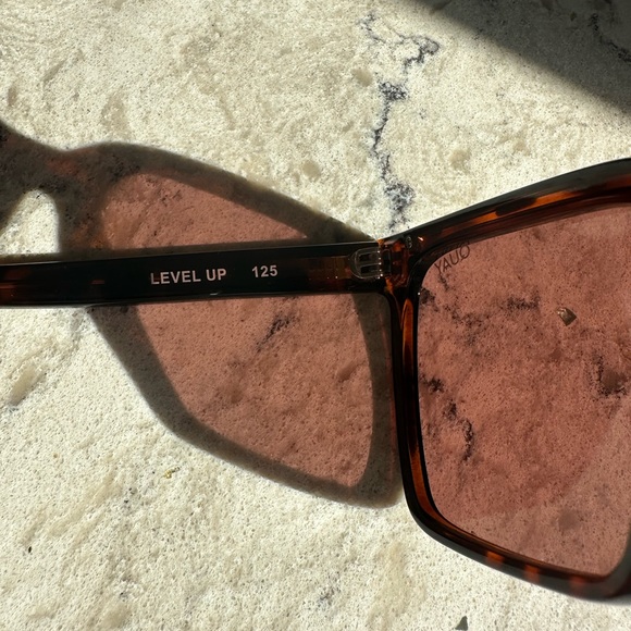 Quay Level up sunglasses in brown and gold - Picture 8 of 8